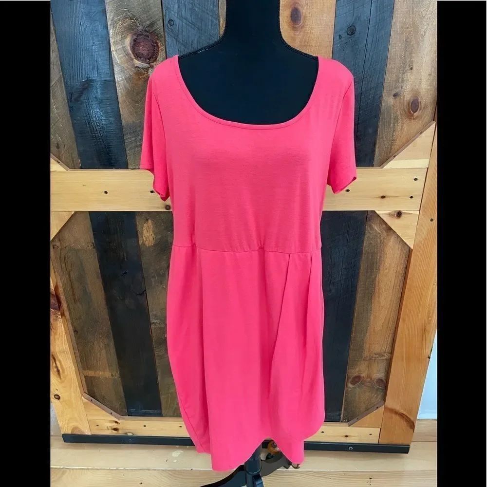 TORRID Tulip Dress Size 2, Short
Sleeve Stretch Jersey Knit Scoop Neckline